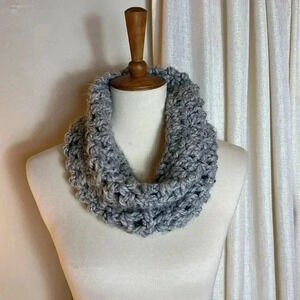 Merino Bubble Fluff Cowl In Gray